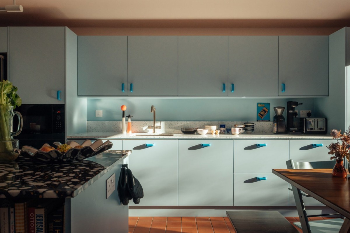 Los armarios de color azul claro revisten la cocina.