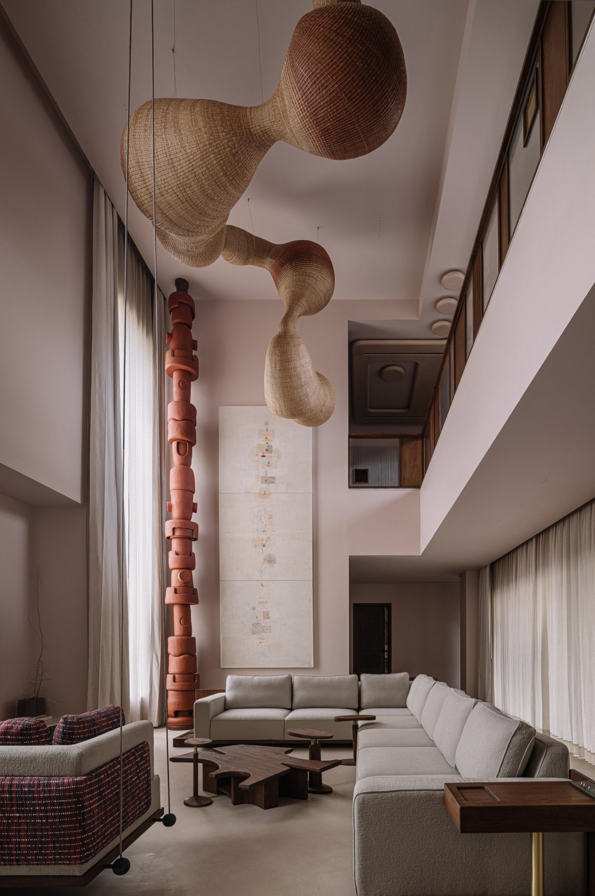 El estudio colaboró con artistas locales convirtiendo esta casa en una verdadera galería de arte habitable.
