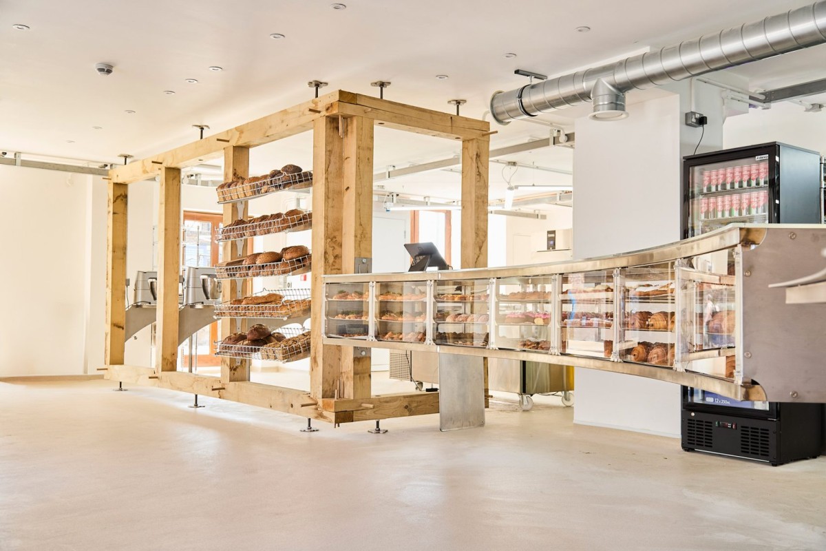 Estructura artesanal de madera de castaño inspirada en la construcción del Arca de Noé.