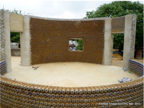 'Made in Nigeria': así es la primera casa del mundo hecha con botellas de plástico y a prueba de balas