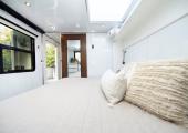 Dormitorio con cama y colcha blanca