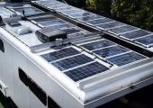 Techo con placas para generar energía