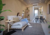 El interior es un espacio cálido y funcional, con una distribución pensada para minimizar instalaciones y optimizar cada centímetro disponible.