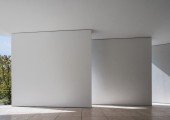 Las losas se disponen de forma independiente con ángulos diferentes en la fachada lateral, optimizando la entrada de luz y aire sin exponer la intimidad del hogar.
