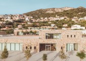 El diseño permite el movimiento entre los niveles, donde el techo de un edificio se convierte en el patio de recreo del que está encima.