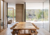 La elección de materiales, como la madera de roble, transmite una atmósfera cálida, natural y contenida.