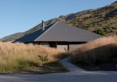 El techo metálico corrugado recuerda a las estructuras históricas de la región, como las cabañas de los mineros y los cobertizos agrícolas.