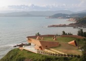 El edificio es un homenaje a las formaciones rocosas erosionadas por el mar que caracterizan la zona. 