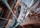 La escalera es uno de los elementos más visibles y dinámicos del pabellón. Más allá de su función práctica, contribuye a la narrativa conceptual del proyecto.