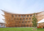 La estructura, construida con más de 3.000 piezas de cedro japonés, se despliega como una red de vigas que imita el esqueleto de un barco. 