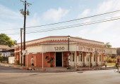 El letrero pintado a mano en los años 60 por Joseph Henderson ha sido recuperado y hoy vuelve a coronar la fachada del local.