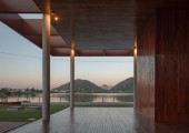 El techo define la presencia del museo. Se extiende como una estructura en voladizo que modula la luz natural y fomenta un ambiente acogedor.