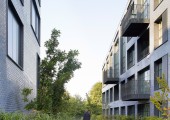Entre cada edificio, los patios ajardinados sirven como espacios sociales.