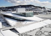En invierno, los habitantes de Oslo acuden a deslizarse en trineo por sus rampas nevadas. 