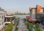 Las viejas estructuras industriales se combinan con otras modernas en un espacio público con vistas al paseo fluvial del West Bund.