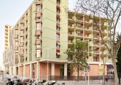 El edificio cuenta con una superficie total de 8.700 metros cuadrados y una configuración en U donde se ubican 51 apartamentos.
