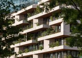 El diseño escalonado de los balcones garantiza que cada vivienda reciba luz natural abundante y disponga de su propio espacio verde
