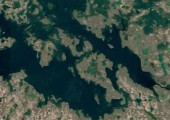 En el centro de la imagen se aprecia una isla dentro de un lago, el cual está dentro de una isla, la cual está dentro de un lago, el cual está dentro de la isla Victoria.