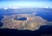 La gran isla de Luzón, en Filipinas, contiene el lago Taal, en cuyo interior está el Volcán Taal, que en su interior está el Vulcan Point, una pequeña isla.