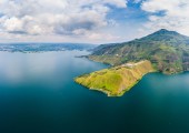 El lago Toba y la isla de Samosir vista desde arriba, en la isla de Sumatra Indonesia.