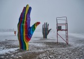 Manos grandes de madera de colores.
