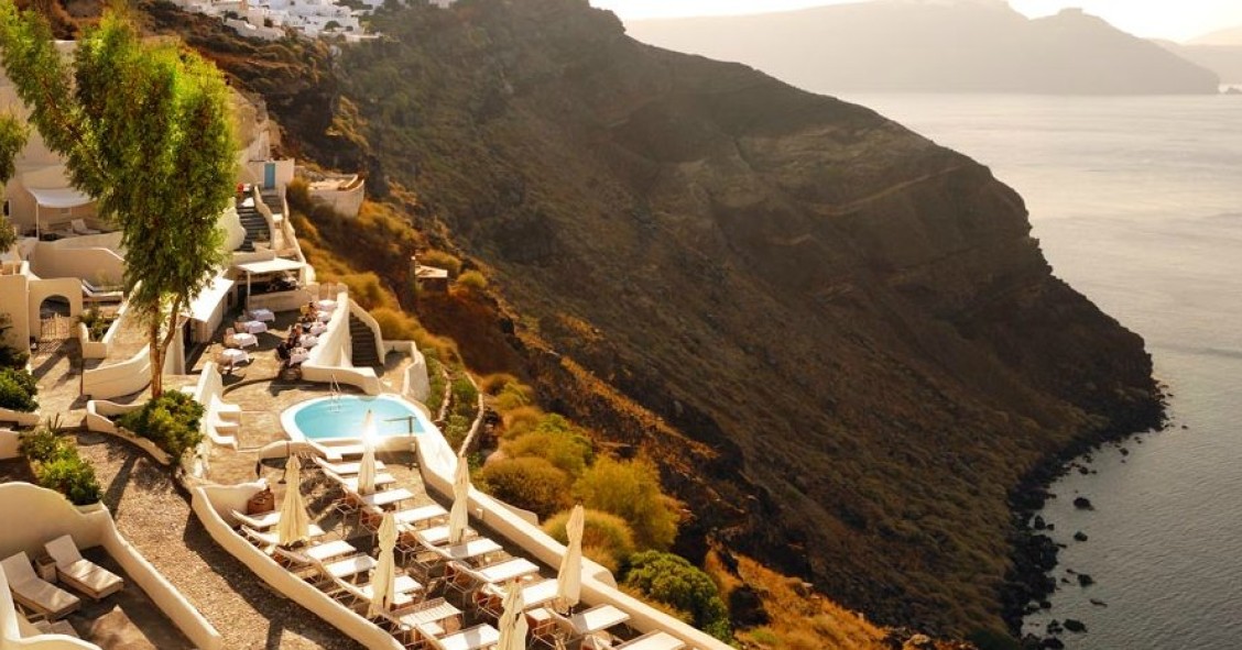 Hotel Mystique: al borde de los acantilados de la isla de Santorini