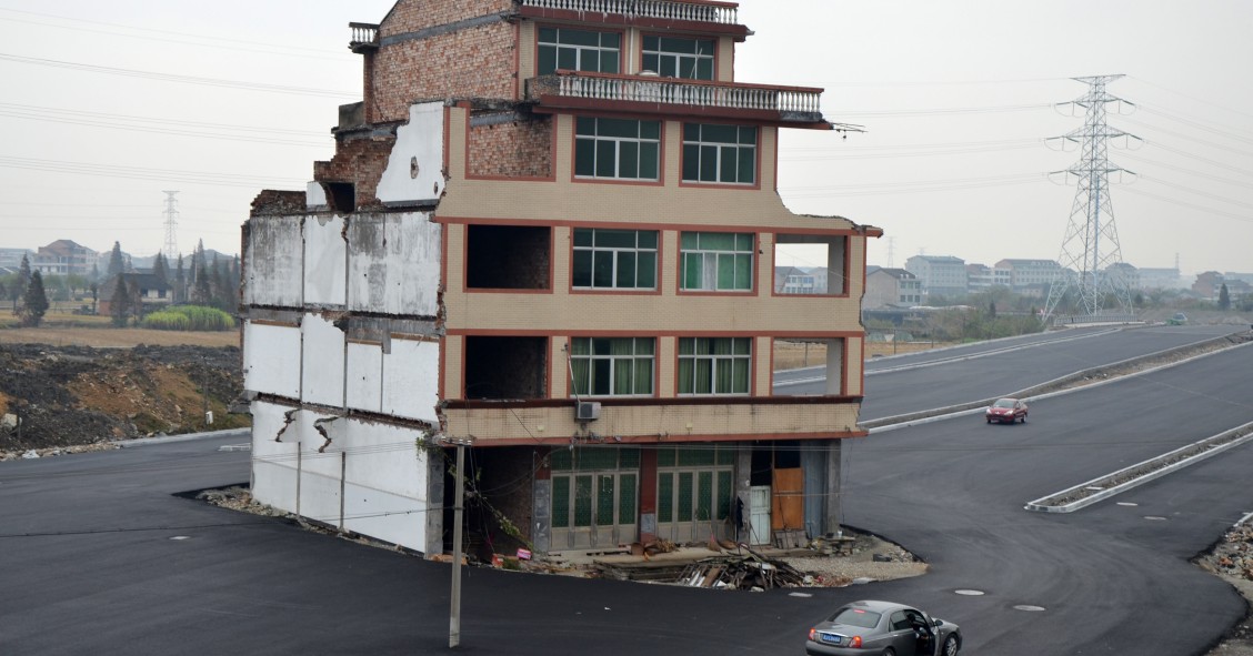 Derrumban la casa que sobrevivía en medio de una autopista (fotos)