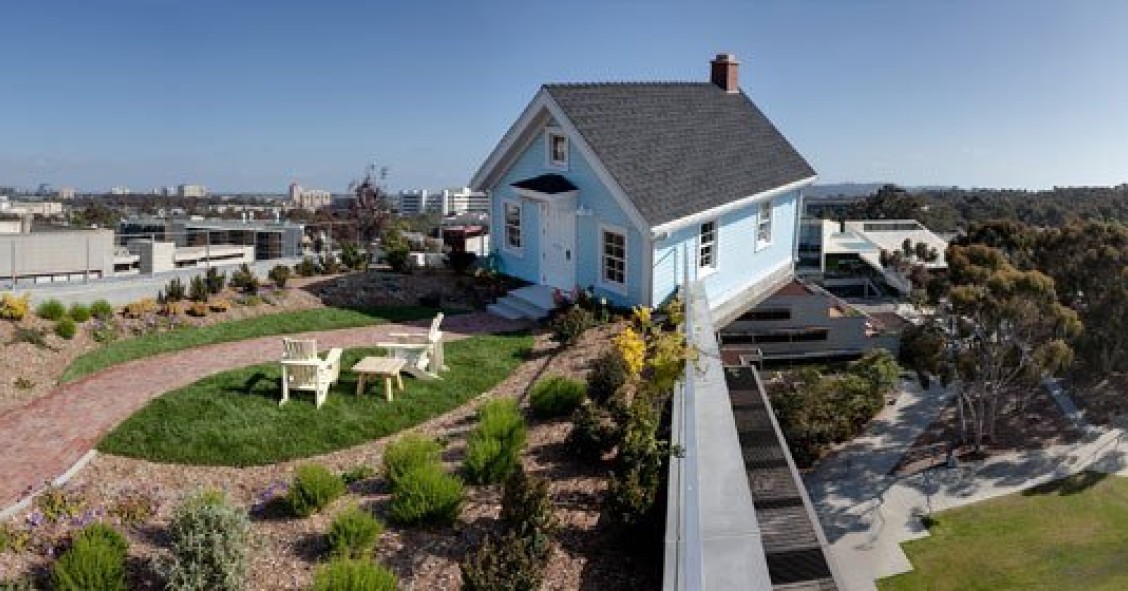 La casa colgada de… ¿San Diego?: Un artista coloca una vivienda sobre el vacío a 21 metros de altura