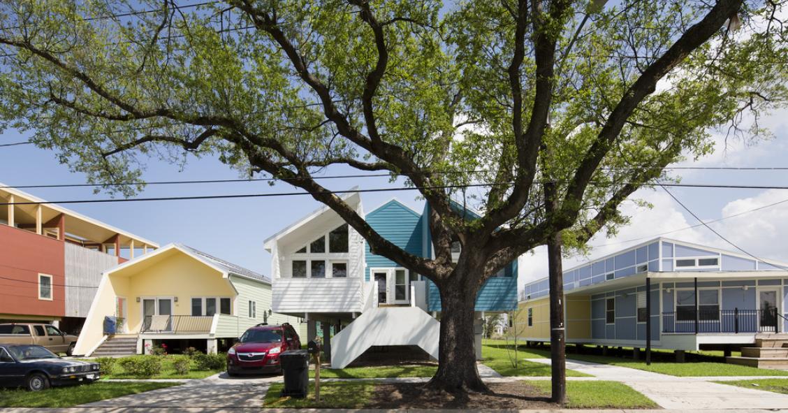 El barrio construido por brad pitt para las víctimas del huracán katrina se pudre y amenaza derrumbe