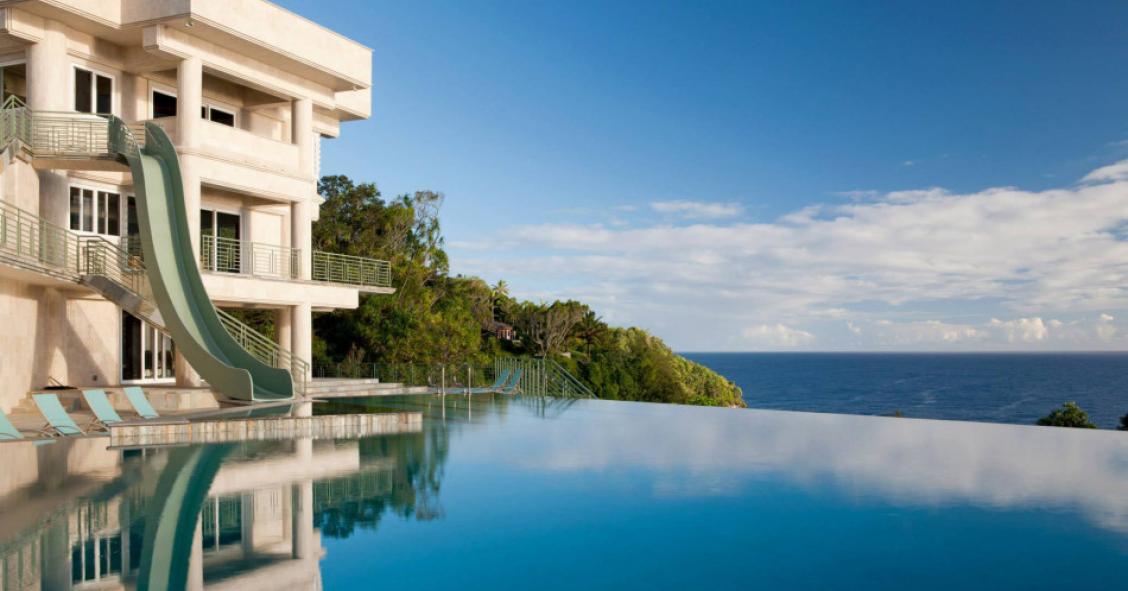 Casas de ensueño: una mansión con piscina olímpica, helipuerto, golf y mega-tobogán