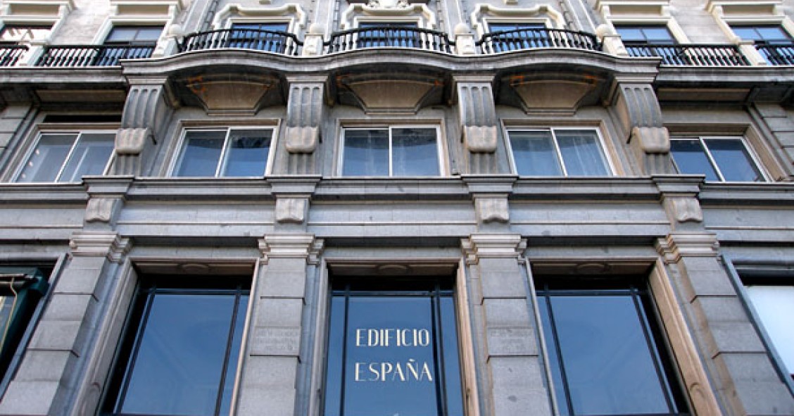 Se recogen firmas contra el derribo del edificio España 