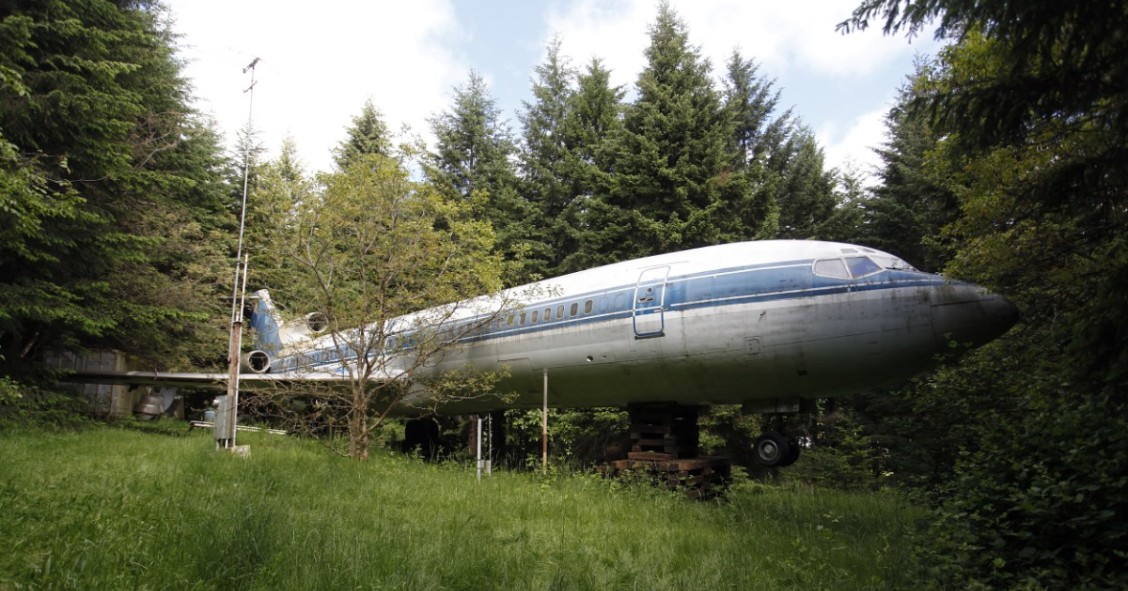 Vivienda de altos vuelos: la sorprendente historia del ermitaño que lleva 15 años viviendo en un avión en medio del bosque