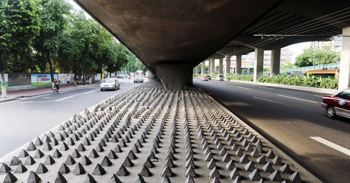 Mobiliario ‘antimendigos’ o cómo las ciudades usan el diseño Urbano para echar a los ‘sin techo’ de sus calles