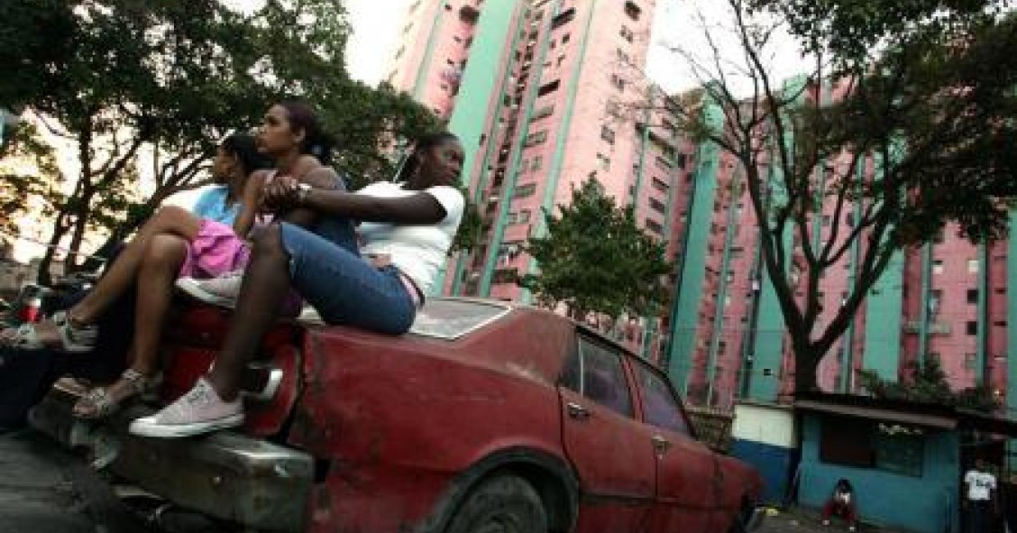 Venezuela recicla vehículos abandonados y armas para construir viviendas