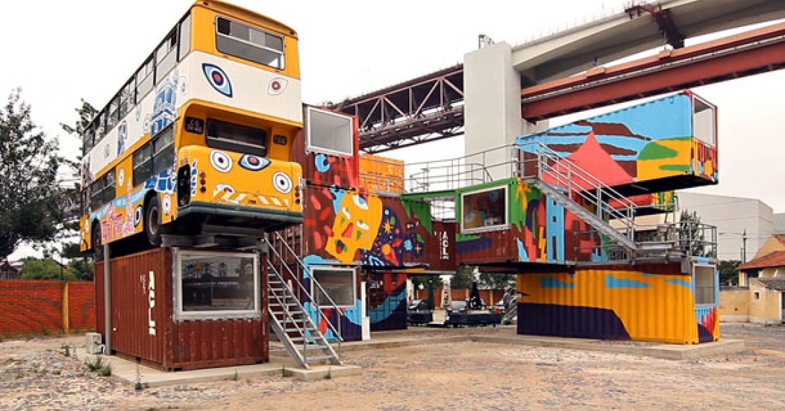 Village underground lisboa: cuando tu oficina es un contenedor o un autobús (fotos)