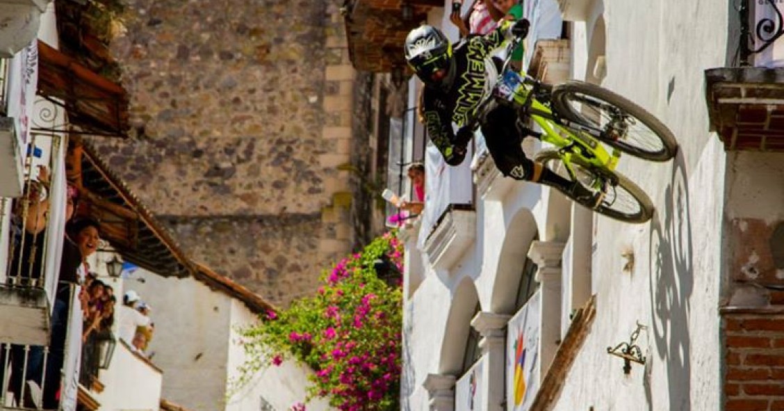 Edificios, adrenalina y bicicletas: el descenso Urbano convierte las ciudades en la mejor pista de carreras (fotos)