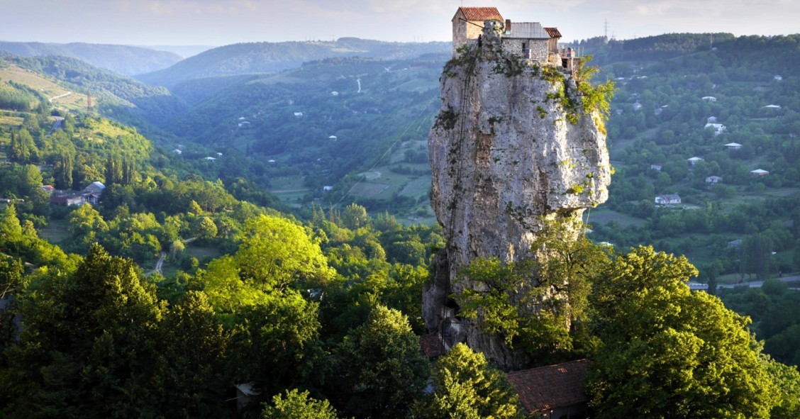 La casa más aislada del mundo: situada en lo alto de una roca, sólo es accesible por una escalerilla de 40 metros (fotos)