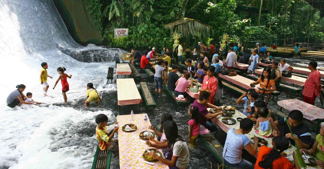 Curioso de la semana: un restaurante bajo una cascada (fotos)