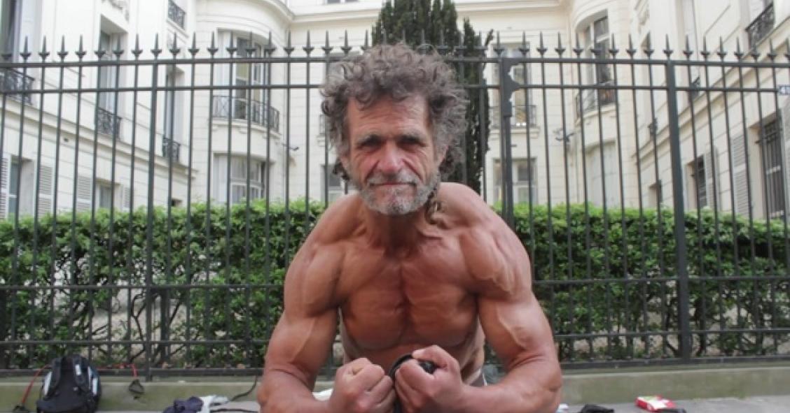 “Duermo en la calle porque no quiero vivir en un minipiso”: conoce al ‘sin techo’ que ha convertido París en su gimnasio