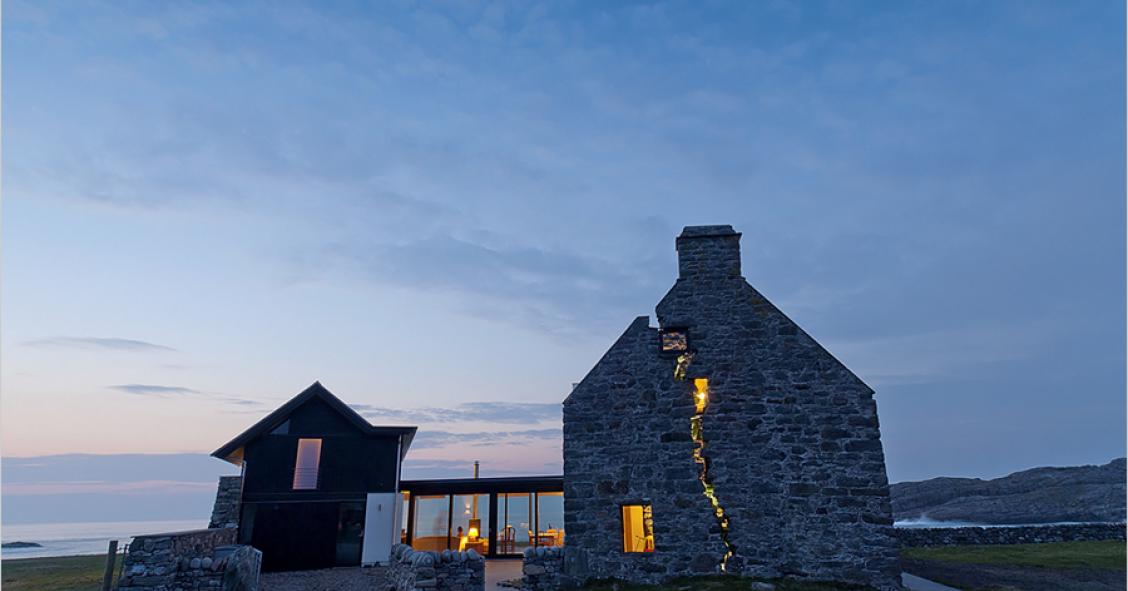 Una granja abandonada durante 150 años reconvertida en una vivienda de diseño (fotos)