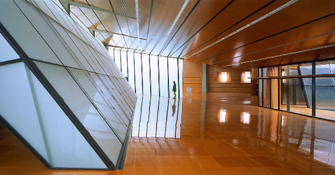 Bienvenidos a la única biblioteca inclinada de España (y quizá del mundo)