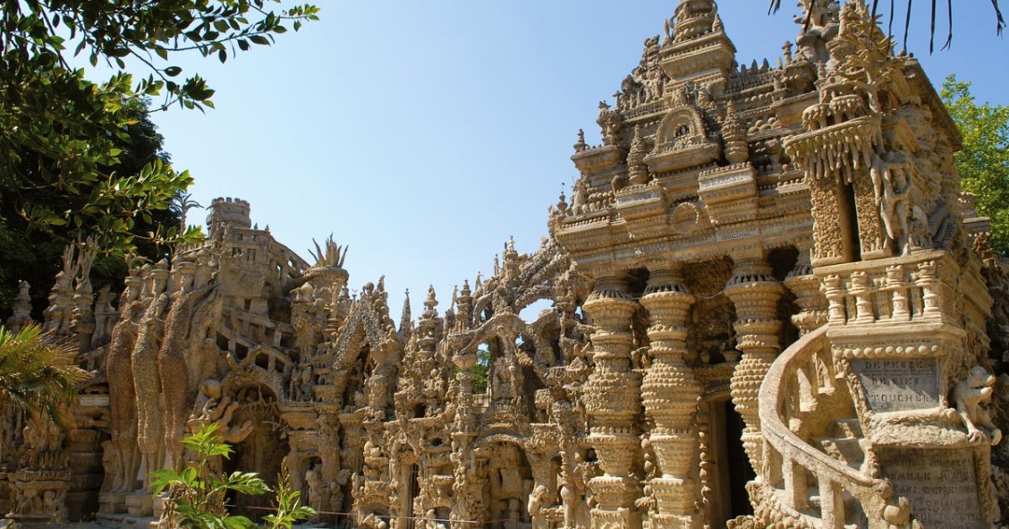 La sorprendente historia del hombre que tropezó con una piedra y, con ella, acabó construyendo un palacio
