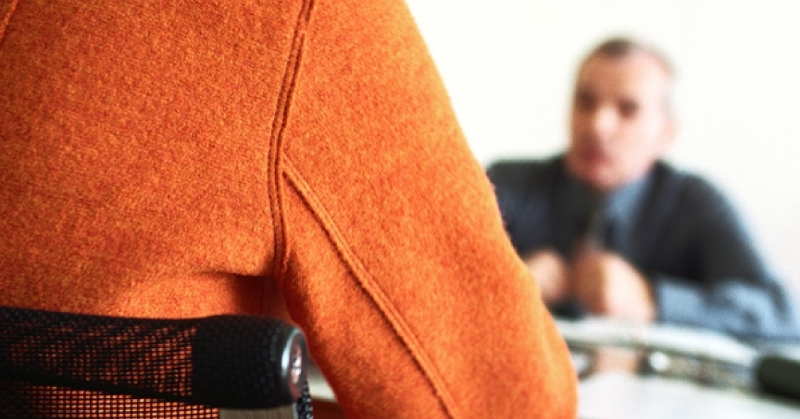 Reclutador y candidato en una entrevista de trabajo