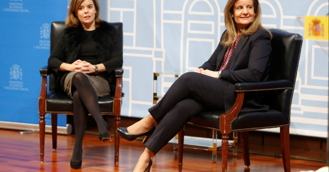 A la izquierda, Soraya Sáenz de Santamaría, vicepresidenta del Gobierno; a la derecha, Fátima Báñez, ministra de Empleo