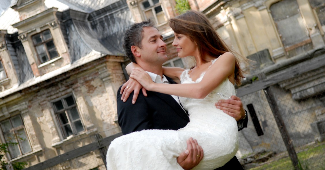 De la hipoteca a la improvisación: 10 errores que cometen los recién casados con su dinero