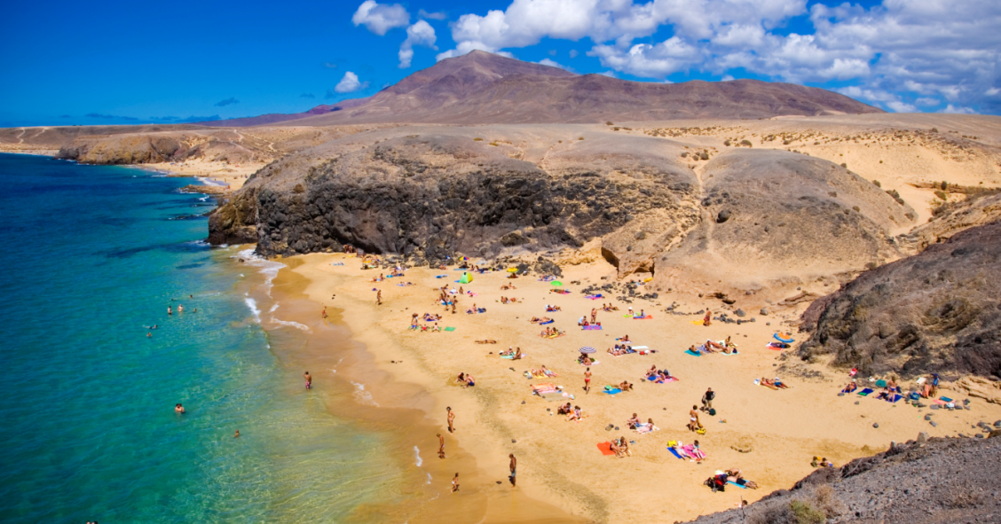 Imagen de una playa de Lanzarote (Islas Canarias)