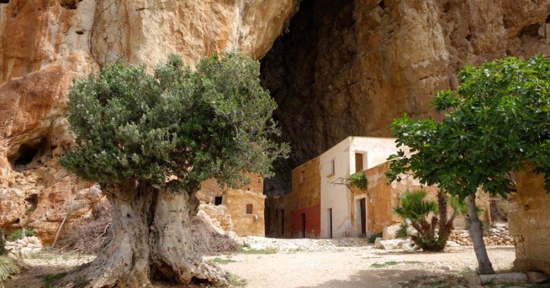 El centenario pueblo italiano escondido dentro de una cueva