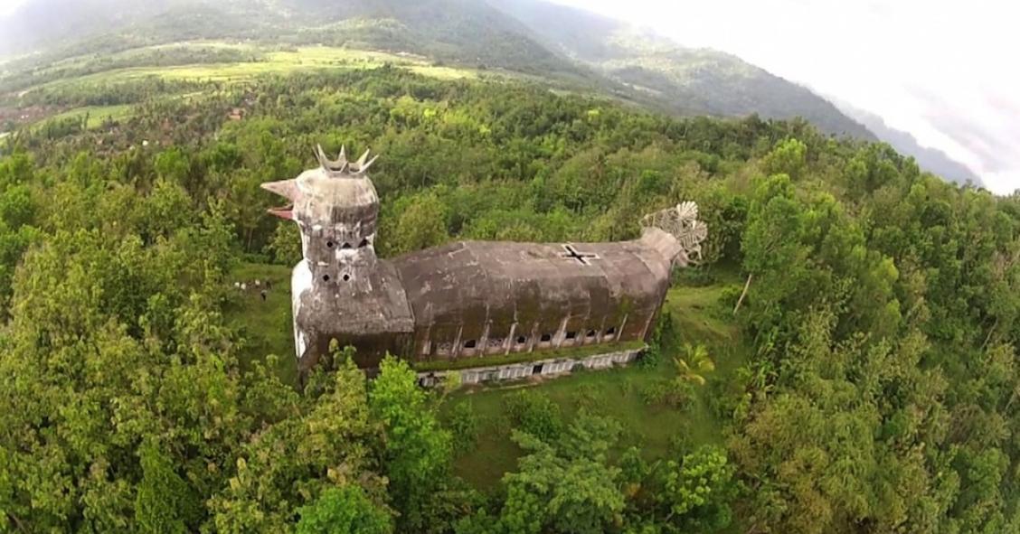 Iglesia con forma de pollo gigante