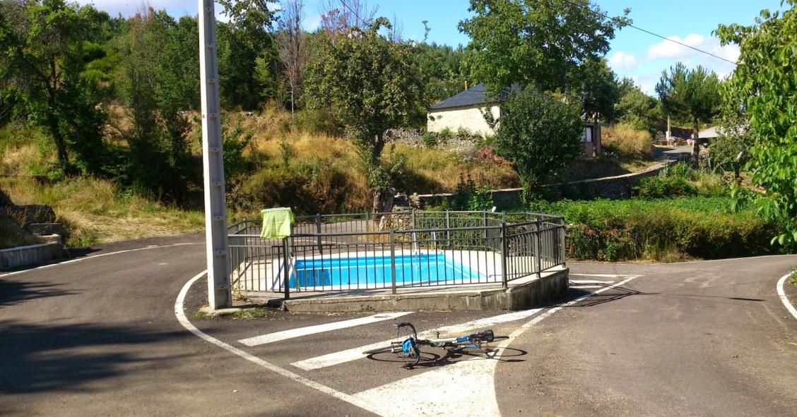 La penúltima tropelía del urbanismo español: la piscina municipal, dentro de una rotonda