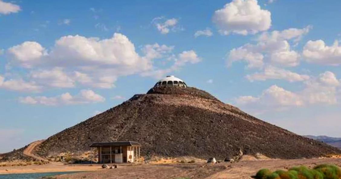 Se vende guarida digna de villano de película de James Bond en lo alto de un volcán